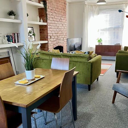 Contemporary 2 Bedroom Victorian Town House - Sleeps Up To 6 Kimberley  Kültér fotó