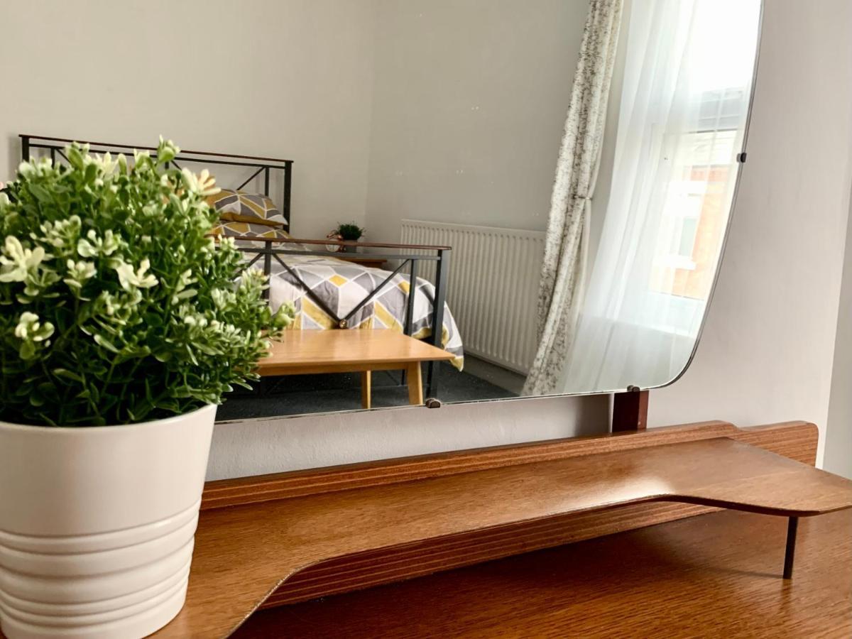 Contemporary 2 Bedroom Victorian Town House - Sleeps Up To 6 Kimberley  Kültér fotó